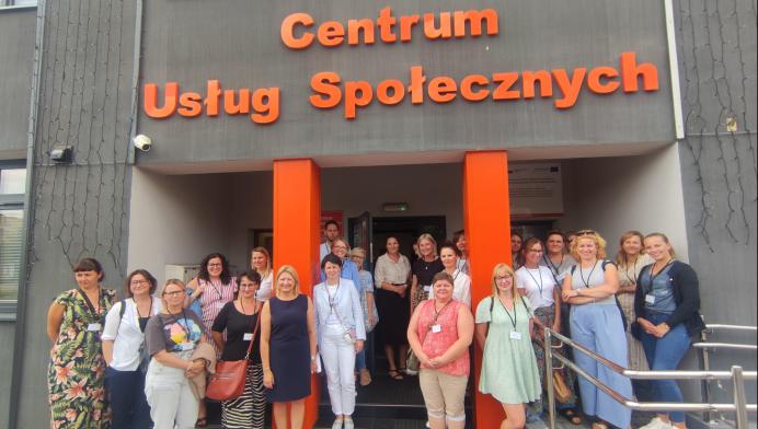 Grupowe zdjęcie uczestników wizyty studyjnej