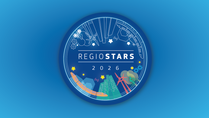 Grafika promująca konkurs REGIOSTARS 2026. Na niebieskim tle widoczny okrągły emblemat z napisem „REGIOSTARS 2026”. Wokół znajdują się ilustracje symbolizujące rozwój regionalny: pociąg, budynki, turbiny wiatrowe, zieleń, koła zębate oraz elementy infrastruktury i innowacji. Kolorystyka utrzymana w odcieniach niebieskiego z żółtymi gwiazdami nawiązującymi do Unii Europejskie